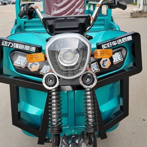 Tricycle utilitaire motorisé Teal avec benne à rails latéraux, kit de signalisation ambre et guidon chromé pour le service de ramassage de linge et les missions de livraison - Product Image 6