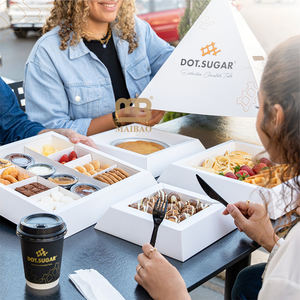 Caja de comida piramidal dorada personalizada con compartimentos para catering, pan, pasteles, repostería, postres y platos de aperitivos. - Product Image 6