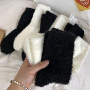 Venta al por mayor invierno cálido moda mujer Color sólido acogedor felpa piel sintética visón peludo esponjoso habitación piso zapatilla sofá dormir calcetines borrosos - Product Image 2