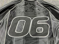 Chemise de sport rétro ample à col en V rayé pour homme, brodée, style streetwear, vente en gros d'usine