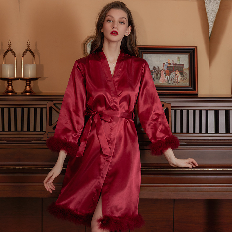Plumes sur l'ourlet - rouge sans mots