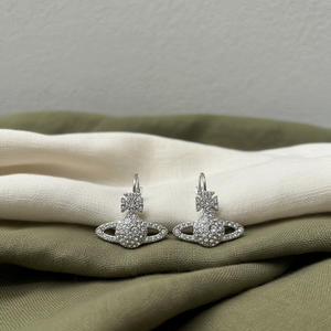 Boucles d'oreilles pour femmes en pierre naturelle Saturne, style classique, entièrement serties de diamants, en matériau autre que le diamant, fabriquées par Vivian West Queen Mother Grace, luxe léger - Product Image 4