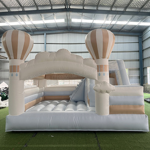 Château gonflable commercial à air chaud avec toboggan, thème nuage pastel neutre, pour enfants, idéal pour la location événementielle - Product Image 1