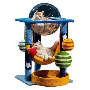 Kedi oyuncak ile oynarken tırmanma ve Sisal ağaç ev tırmalama kulesi yavru