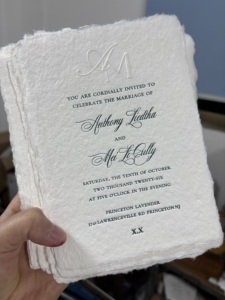Invitaciones de Boda de Lujo Hechas a Mano con Borde Irregular, Personalizadas con Lámina Dorada, Impresión Digital, Grabado en Relieve - Product Image 3