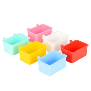 24 pièces Fiyfly FLY-027, petit distributeur de nourriture en plastique, design multicolore, 5,5x3,5 cm, pour cages et maisons d'animaux - Product Image 1