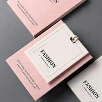 Étiquettes de vêtements personnalisées les plus vendues avec logo imprimé sur papier gaufré 800G, étiquettes volantes imperméables