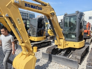 Miniexcavadora Komatsu PC55MR 5T de segunda mano con pocas horas de uso, original de Japón, con accesorio de pulgar y martillo hidráulico. - Product Image 3