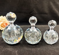Vente en gros de flacons d'huile de parfum en verre cristal en forme de boule de diamant avec bouchon à vis en forme de boule de diamant transparente