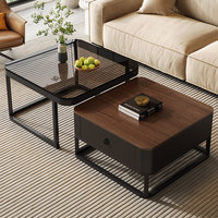 Moderner, schlichter quadratischer Glas-Couchtisch mit Metallgestell, luxuriöses High-End-Möbelstück für kleine Wohnzimmer.
