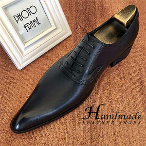 Nouvelles chaussures habillées en cuir pour hommes, style moderne, élégantes et uniques, à bout pointu, pour jeunes coiffeurs. - Product Image 1