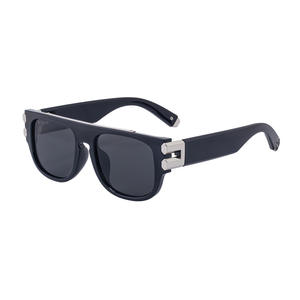 Gafas de sol cuadradas ZS-98428 para mujer, de plástico negro y metal, con protección UV400, estilo urbano para exteriores. - Product Image 1
