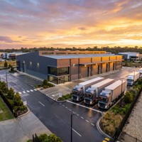 Atelier préfabriqué en acier de 500 m², entrepôt modulaire, bâtiment industriel avec support technique
