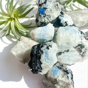 New arrivals Chất lượng cao tinh thể thô chữa bệnh đá tự nhiên cầu vồng <span class=keywords><strong>Moonstone</strong></span> đá thô tình yêu chủ đề để bán - Product Image 3