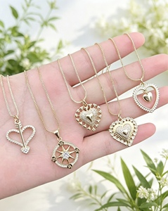 Collier en gros avec pendentif cœur en zircon blanc plaqué or, design bijoux - Product Image 5