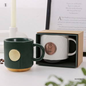 Taza de Cerámica Chaozhou Verde de Gran Capacidad con Asa, Diseño en Relieve Bronceado, para Sets de Regalo, Estilo Moderno Minimalista - Product Image 2