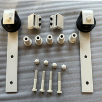 Kit de quincaillerie pour porte coulissante de grange rustique en bois massif blanc de 6,6 pieds, en acier au carbone, capacité de 330 lb, fixation mur/plafond