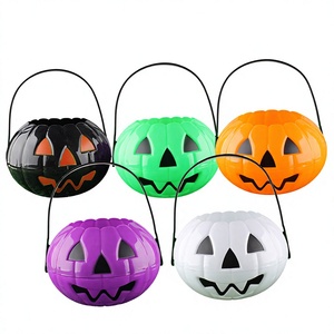 Seau à bonbons d'Halloween en plastique en forme de citrouille, 5 couleurs : noir, vert, orange, violet, blanc, avec poignée - Product Image 1