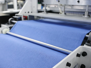 Máquina Automática de Acabamento de Toalhas Cirúrgicas com Dispositivo de Dobragem para Produção de Têxteis Médicos - Product Image 2