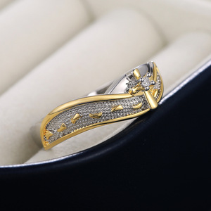 Bague bicolore mate Creative Footprint, bijou de mode pour femme, à porter au quotidien - Product Image 5