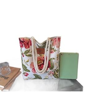 กระเป๋าแฟชั่นผู้หญิงขายดีข้ามพรมแดน ลายดอกไม้และสัตว์ พิมพ์ลาย สายสะพายสองเส้น ความจุเยอะ สไตล์ลำลอง - Product Image 5