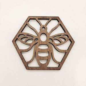 Sous-verre et décoration suspendue multifonction en bois artisanal nid d'abeille style ferme, idéal pour la maison, l'hôtel, le bar, le bureau, la décoration de table et comme cadeau. - Product Image 4
