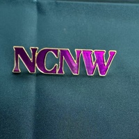 Bros simbol Ncnw desain khusus logam Aloi lapis emas lembut Enamel pin huruf Yunani Aksesori Wanita perhiasan pernikahan