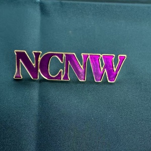 Broche con Símbolo Ncnw de Diseño Personalizado, Aleación de Metal, Chapado en Oro, Esmalte Suave, Letras Griegas, Pines Morados, Joyería para Bodas de Hermandad - Product Image 5