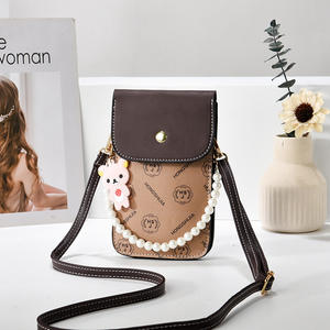 Bolso Bandolera Pequeño con Patrón Monograma Vintage, Adorno de Oso Adorable <span class=keywords><strong>y</strong></span> Cadena de Perlas para Uso Diario - Product Image 1