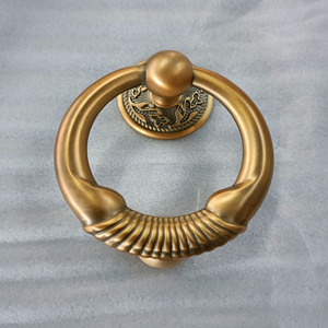 Maniglia a tirante per porta in ottone anticato classico, con anello rotondo intagliato artigianalmente, per showroom di materiali edili e showroom di porte - Product Image 4