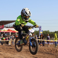 Vélo de course tout-terrain personnalisé pour enfants, batterie lithium 36V 5.0Ah, moteur brushless 653W, suspension avant, vente en gros
