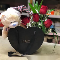 Meilleure vente boîte-cadeau de fleurs portable en forme de coeur seau d'arrangement à la mode en carton élégant câlin stockage pour fleurs