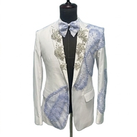Costume blanc sur mesure pour homme avec revers châle, smoking de mariage orné de pierres, idéal pour défilé de mode, bal de promo, coupe ajustée, avec strass bleus au dos