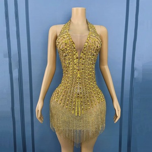 Combinaison <span class=keywords><strong>de</strong></span> danse latine et <span class=keywords><strong>de</strong></span> cheerleading <span class=keywords><strong>de</strong></span> luxe, glamour, dorée, scintillante, ornée <span class=keywords><strong>de</strong></span> strass et <span class=keywords><strong>de</strong></span> franges, à col halter et décolleté plongeant en V - Product Image 2