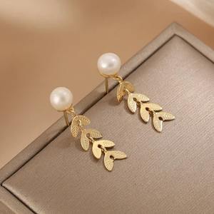 Pendientes de Perlas Redondas Blancas de Alta Luminosidad 6A de Zhuji, Suministro Directo de Fábrica, Elegantes con Hojas de <span class=keywords><strong>Laurel</strong></span>, a la Moda para Chicas - Product Image 1