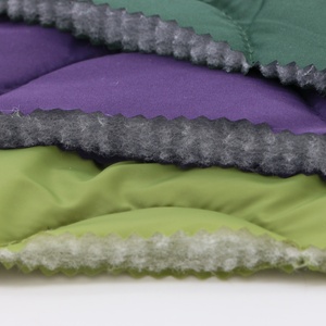 Vente en gros d'usine 100% polyester pongé 300T <span class=keywords><strong>Tissu</strong></span> <span class=keywords><strong>matelassé</strong></span> <span class=keywords><strong>double</strong></span> <span class=keywords><strong>face</strong></span> résistant à l'eau <span class=keywords><strong>pour</strong></span> doublure de vestes Filles - Product Image 5