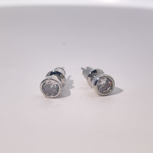 Boucles d'oreilles clous géométriques classiques et simples pour femmes Tianyu Gems en alliage de laiton plaqué or avec perle - Product Image 1