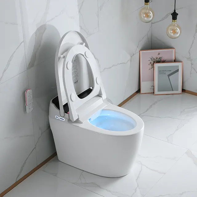 مرحاض ذكي حديث أبيض يُثبت على الأرض مع جهاز تنظيف تلقائي وجفاف أوتوماتيكي للحمام يعمل بجهاز تحكم عن بُعد