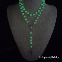 Collier croix lumineuse bijoux de commerce extérieur croix collier de perles roses de couleur fluorescente en plastique