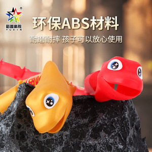 Juguete de serpiente articulada de plástico rojo para niños con detalles dorados, regalo de recuerdo - Product Image 3