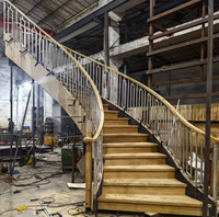 Escalier en colimaçon intérieur, escalier courbé, marches en bois massif, structure en acier, garde-corps en verre, marches en bois
