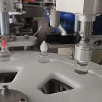 Machine de remplissage et de bouchage automatique de flacons à petites doses conforme aux normes GMP, pompe magnétique et remplisseur à piston