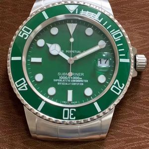 <span class=keywords><strong>Orologio</strong></span> <span class=keywords><strong>da</strong></span> Parete al Quarzo di Lusso in Acciaio Inossidabile <span class=keywords><strong>da</strong></span> 14 Pollici con Display a Lancette, Data Luminosa, Lente d'Ingrandimento e Design Art Déco - Product Image 3