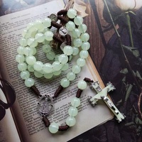 Vente chaude acrylique perles lumineuses croix chapelet collier Madonna Crucifix pendentif bijoux colliers chapelet lumineux