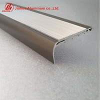 Bande lumineuse à Led en aluminium avec bord de nez d'escalier rainuré sur mesure