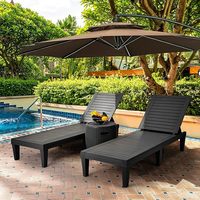 Chaise longue noire à lattes avec dossier réglable et table d'appoint en osier pour piscine, patio, jardin et cour.