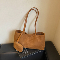 Tas Bahu Vintage dari Bahan Suede Imitasi Lembut, Tas Jinjing Retro Panjang untuk Wanita dengan Kantong Kecil yang Dapat Dilepas.