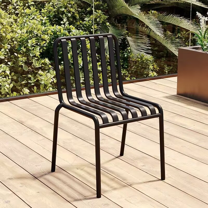 Chaise noire sans bras [enchère minimum de deux pièces]