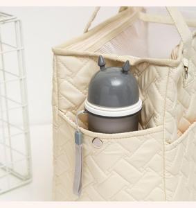À la mode Portable grande capacité respirant <span class=keywords><strong>chat</strong></span> chien <span class=keywords><strong>sac</strong></span> de transport <span class=keywords><strong>sac</strong></span> à bandoulière <span class=keywords><strong>pour</strong></span> animaux de compagnie <span class=keywords><strong>sac</strong></span> à bandoulière doux et confortable à <span class=keywords><strong>transporter</strong></span> - Product Image 5