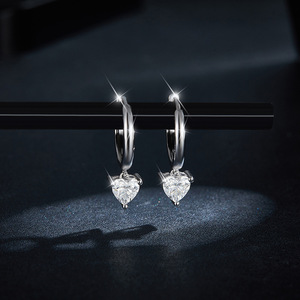 Pendientes de Aro con Piedras de Silicona de 5*5mm de All Fashion Boutique, Forma de Corazón Plateado con Patrón de Llave, con Moissanita como Piedra Principal - Product Image 2